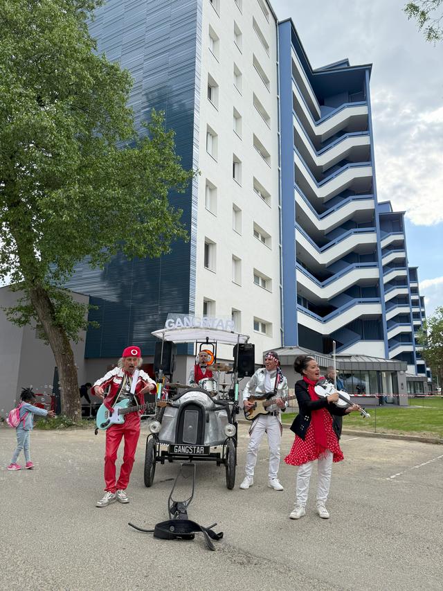 Gangstar Fanfare devant l'immeuble rénové "Grand Bleu"